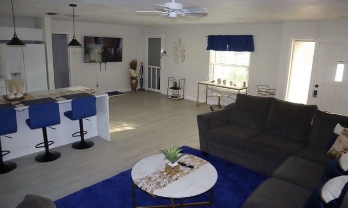 Caloosahatchee House | Cozy Downtown 3BR w/ Games Gym Pets Grill