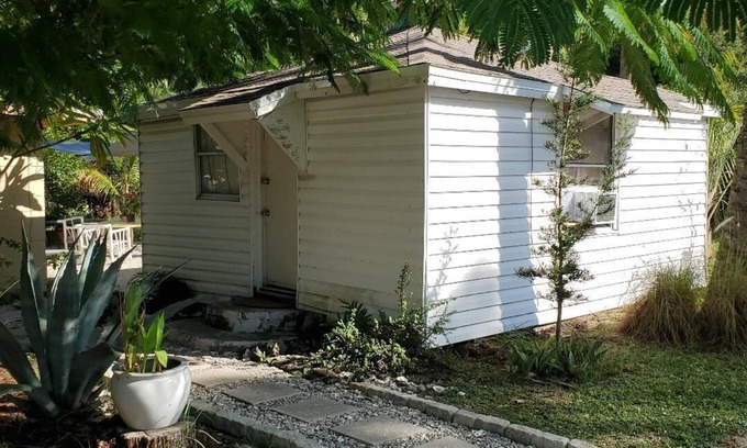 Titusville Cottage | Cozy Efficiency Cottage in Titusville. Close to the Indian River.
