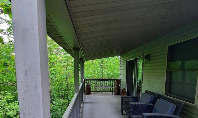 McArthur Cabin | Cozy Evergreen Cabin in state forest!🌲 close 2 Hocking hills ,Lake Hope, Athens