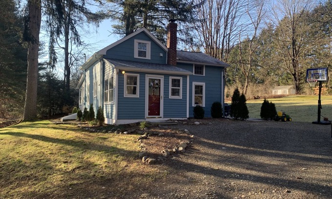 Southbury House | Cozy family and pet friendly 3BR Home