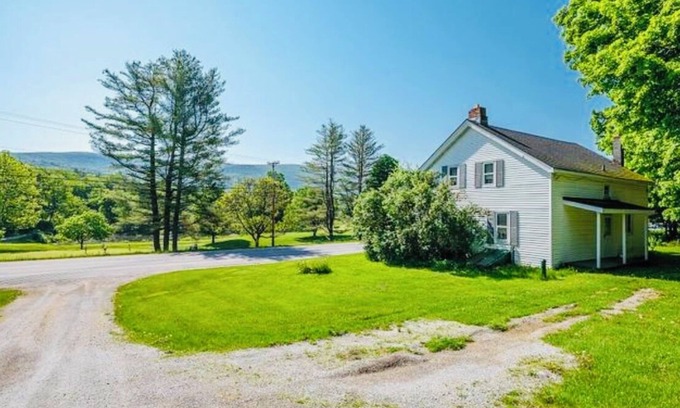 Manchester Center Other | Cozy farmhouse in Manchester - short drive to multiple ski mountains!