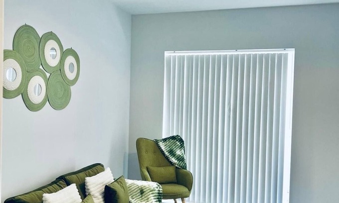 Wainscot Apartment | Cozy Flats Near Strood Station