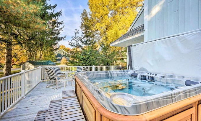 West Dover House | Cozy Getaway Private Hot Tub, Near Skiing!