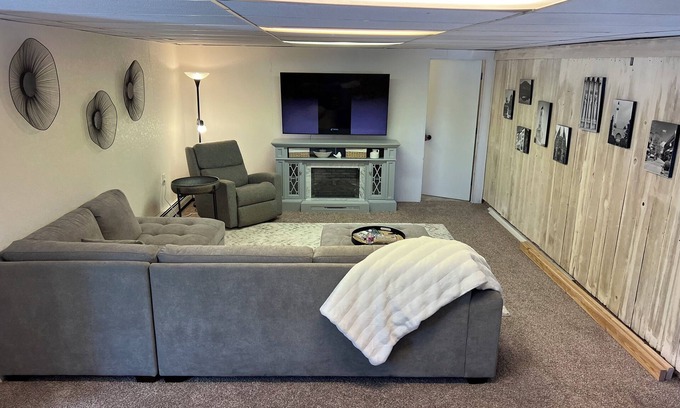 Helena Apartment | Cozy Getaway: Walk to downtown & trails, w/large gated yard for dog, fireplace