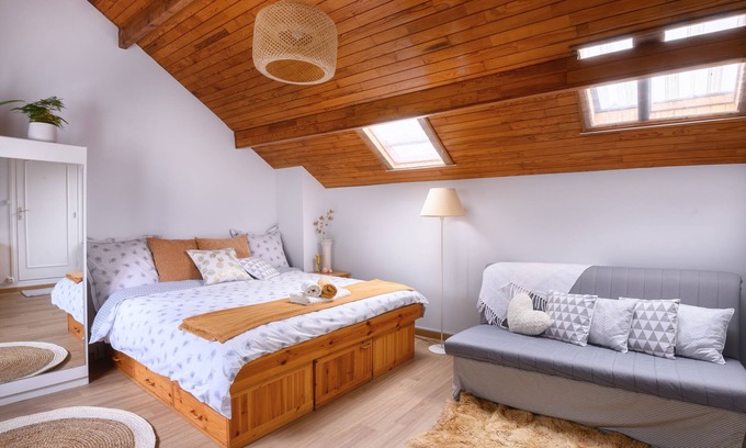 Romainville Bed & Breakfast | Cozy Grande Chambre Parisienne