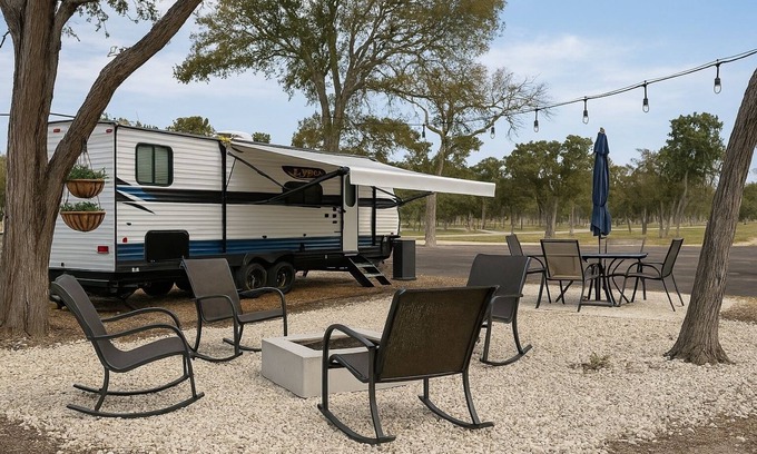 Spring Branch RV Rental | Cozy Hill Country Bear Retreat
