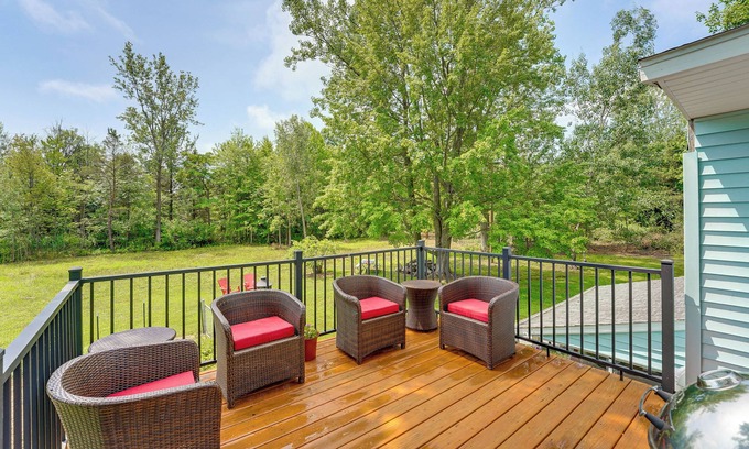 Holland Apartment | Cozy Holland Studio w/Deck Near Lake Michigan!