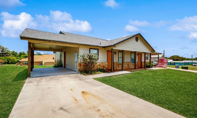 Kingsland House | Cozy home, close to LBJ with full kitchen, living room, patio and WIFI