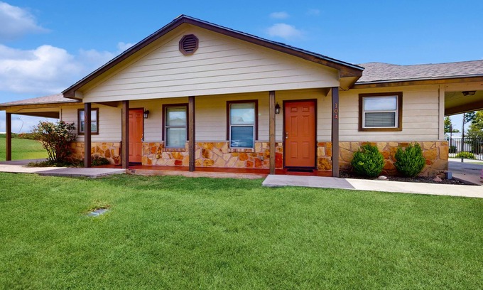 Kingsland House | Cozy home, close to LBJ with full kitchen, living room, patio and WIFI