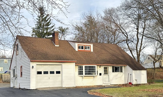 Newtonville House | Cozy Home in quiet area/Close to all/Albany DT