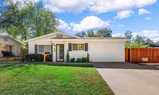 Handley House | Cozy Home - Private parking, AT&T, Ranger Stadium