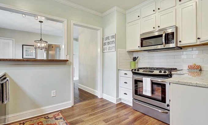 Wade Hampton House | Cozy Home Quiet Neighborhood - 10 minutes to downtown Greenville