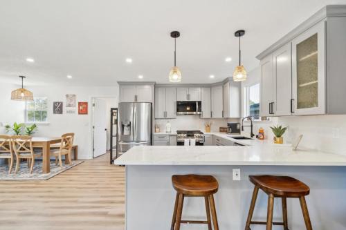 Livermore House | Cozy Home with Hot Tub - Family-Friendly Yard home
