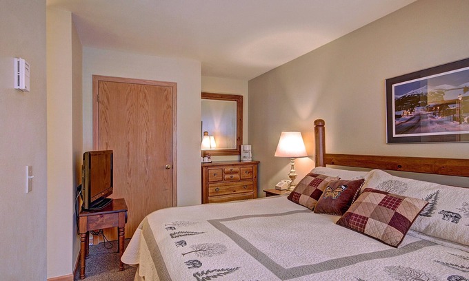 Historic District Apartment | Cozy Hotel Room with Queen-Sized Bed
