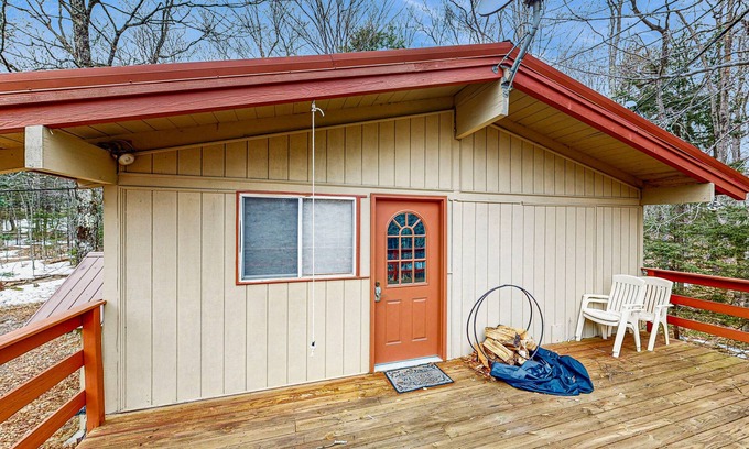 Wardsboro House | Cozy house w/clubhouse heated pool, fireplace, balcony, jacuzzi, w/d, wifi
