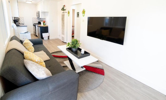 Wilshire Apartment | Cozy Koreatown/Hollywood 2 Bedroom