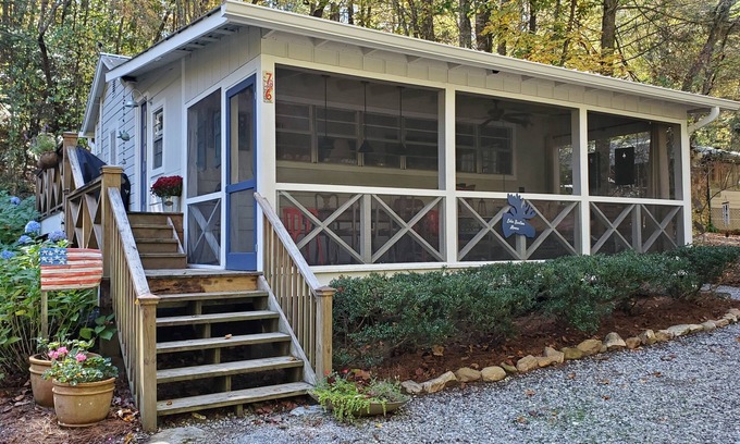 Clarkesville Cottage | Cozy Lake Burton cottage - enjoy boating, mountains, hiking, wineries and more!