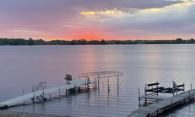 Madison House | Cozy lake house with private sand beach right on Lake Madison