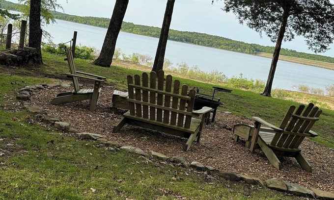 Heber Springs House | Cozy Lakefront: Family Friendly Home with Gentle walk to Greers Ferry Lake