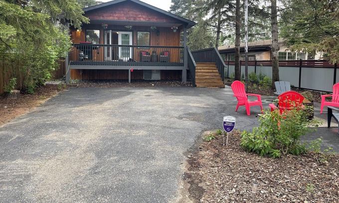 Sylvan Lake Cabin | Cozy lakeshore cabin block from lake