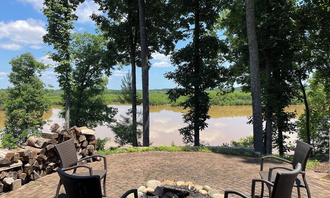 Southmont House | Cozy lakeside cottage. Perfect for a couples get away.