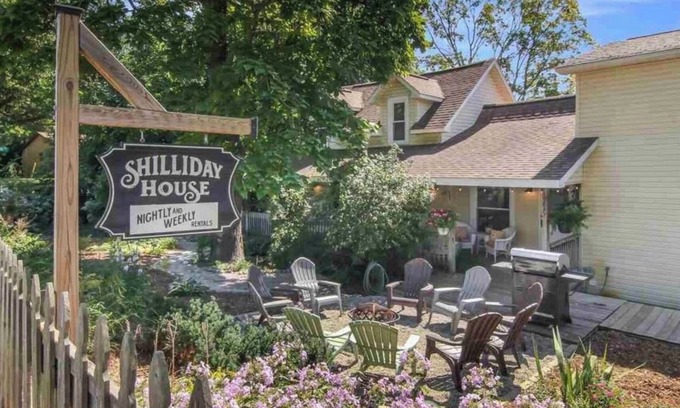 Lake Ann House | Cozy Large House, Big Porch, Fire Pit, Live Music Brewery, Heart of Lake Ann!