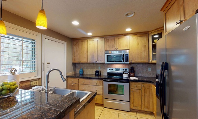 Tennis Village Condo | Cozy Lodge Condo with A/C, BBQ & Steps Away From Spa