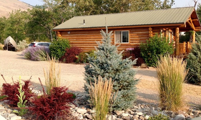 Salmon Cabin | Cozy log cabin set along Jesse creek within walking distance to downtown Salmon