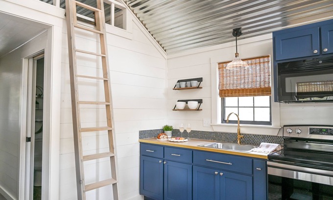 Somerville Cottage | Cozy Luxury Cottage 20 minutes from Texas A&M University!