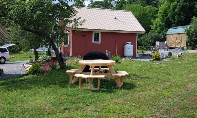 Franklin Cabin | COZY Maine cabin 1-bedroom +sl loft cabin with WiFi and TV in Apple Orchard