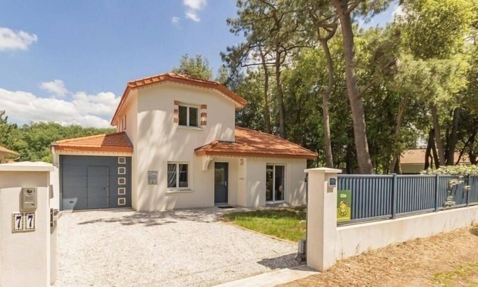 Saint-Brevin-les-Pins Cottage | Cozy Modern Home by the Sea with Spacious Interiors, WiFi, and Double Garage in Saint-Brevin-les-Pins