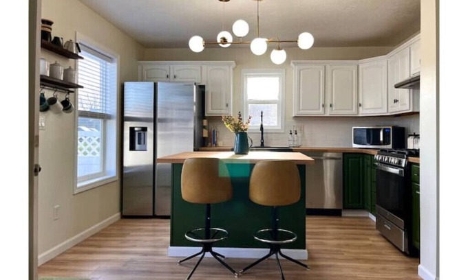 Dayton House | Cozy, Modern 3-Bedroom Close to Downtown