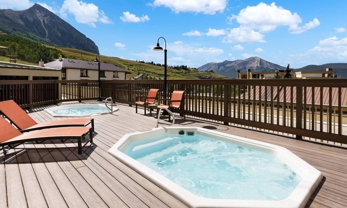 Crested Butte Hotel | Cozy Mountain Retreat w/Balcony & Stellar Ski-In/Ski-Out Access