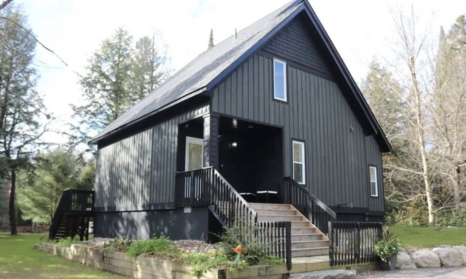 Bracebridge Cottage | Cozy Muskoka Waterfront Cottage - Hot tub & Fenced In Yard