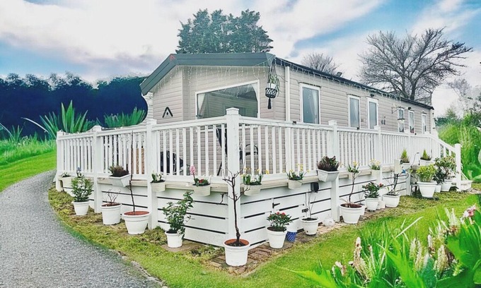 Newquay Cabin | Cozy Newquay Lodge With Private Hot Tub,
