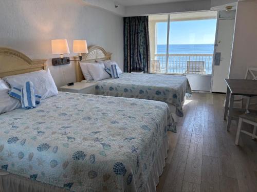 Ortona Park Apartment | Cozy Ocean View Studio, pools are not open