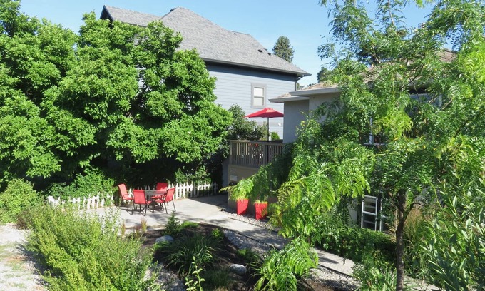 South Central House | "COZY ON CHRISTLETON" Walk to Hospital, Beach, Park & Downtown
