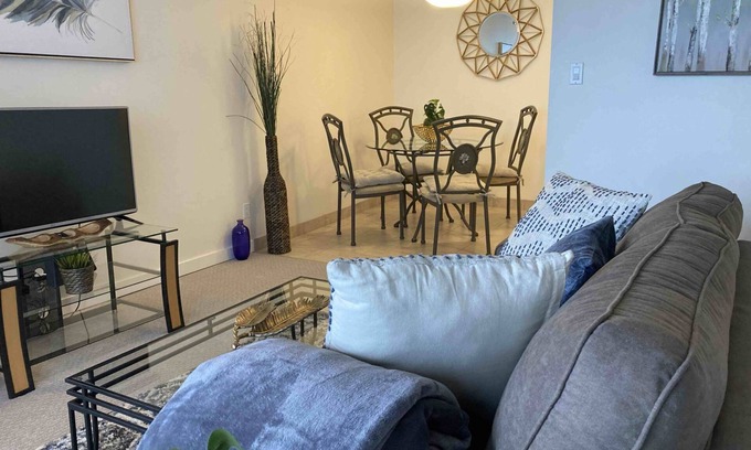 Lower Lonsdale Apartment | Cozy One Bedroom Furnished Suite on the Park