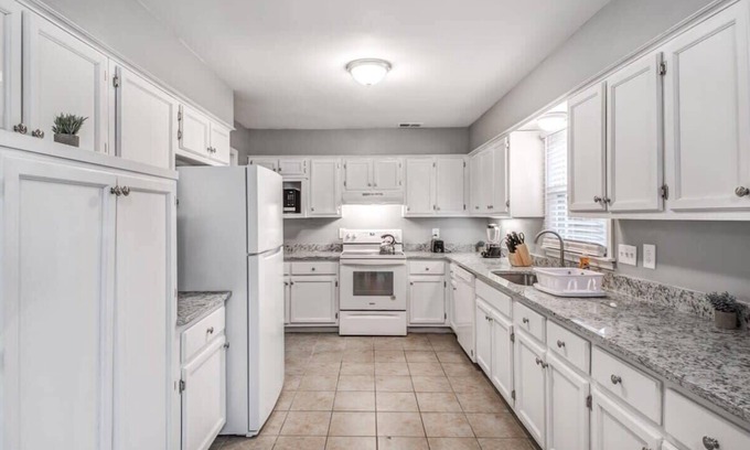 Cordova House | Cozy Patio, Mins to Downtown! Cordova Colonial