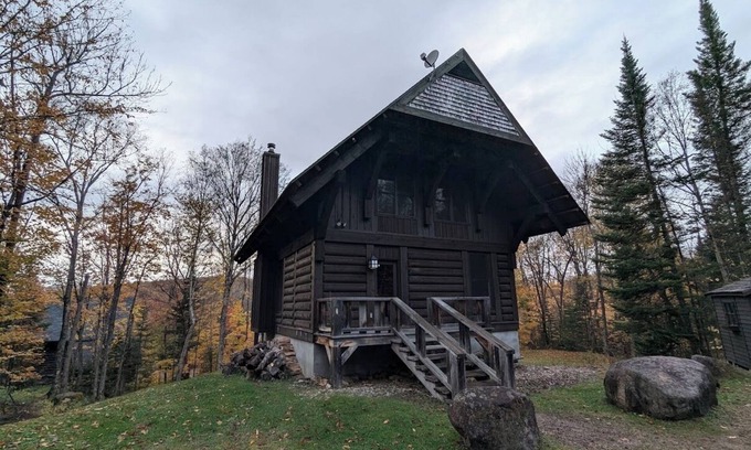 Lac-Superieur Ski Chalet | Cozy Pet-Friendly Chalet Noellie in Cote Nord Tremblant with spa, deck, ski