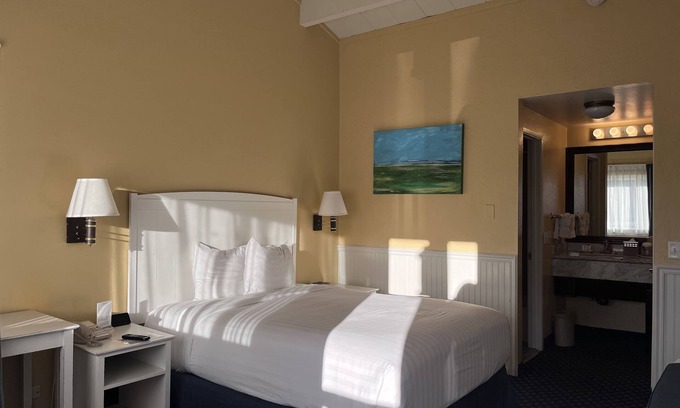 Downtown Monterey Cabin | Cozy PET FRIENDLY Double Queen Room at Ocean-Side Property!
