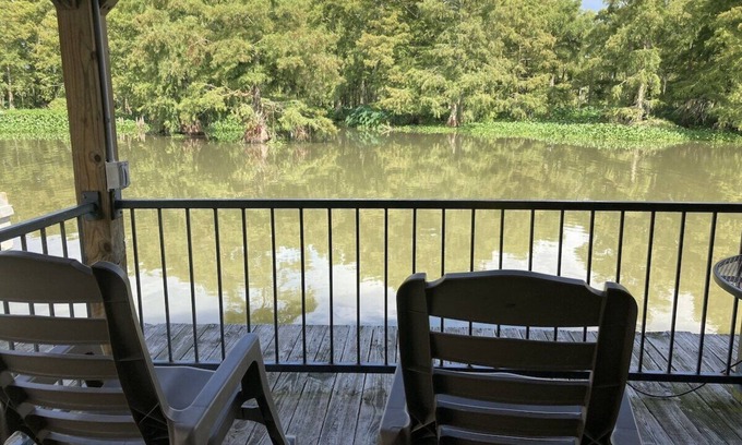 Venice Boat Rental | Cozy, Picturesque Houseboat with Great Entertainment Area