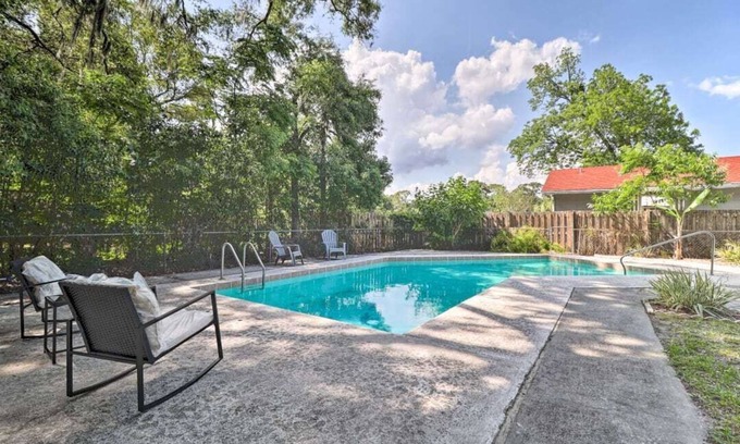 Lake Forest Cottage | Cozy pool house minutes to the Zoo!
