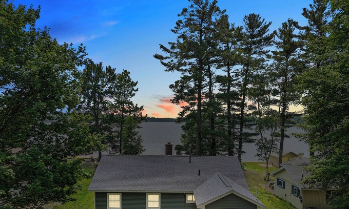 Kalkaska House | Cozy Private Lakefront Cottage