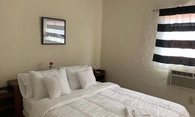 West Little Havana House | Cozy Private Room, near the Airport - Free parking