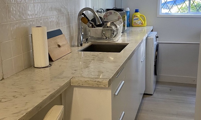 West Vancouver Apartment | Cozy privet room near cypress sking with sharing bathroom and sharing kitchen
