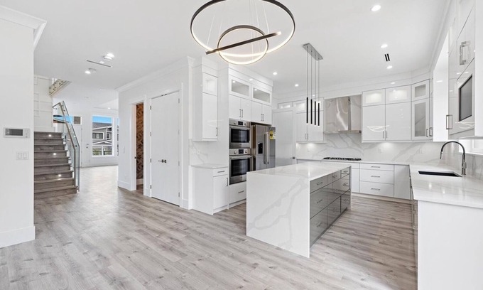 Fleetwood House | Cozy queen bedroom in enjoyable Surrey with AC, WiFi