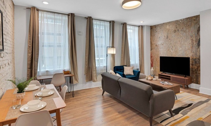 Central Business District Condo | Cozy Queen Loft In The Heart Of Downtown Cincinnati 1 Bedroom Condo by Redawning