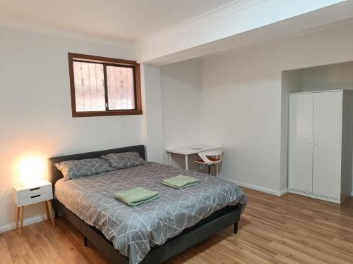 Merrylands House | Cozy Queen Room in Spacious Home in Merrylands - M3