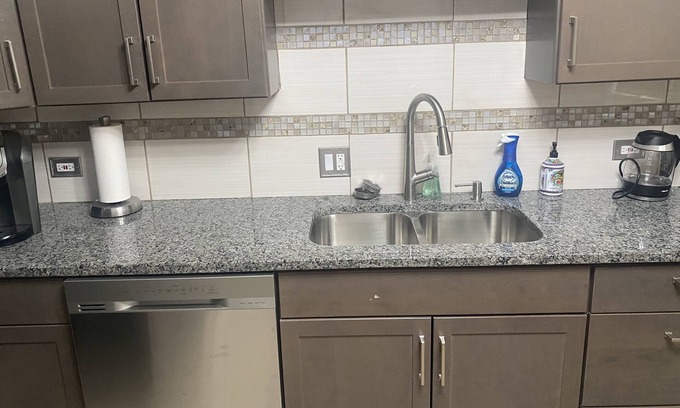 Skokie Apartment | Cozy quiet downtown Skokie 10 minute to lake